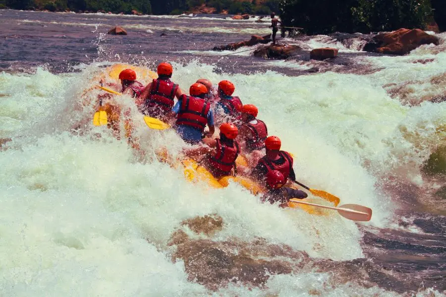 Aventura em grupo em uma balsa, navegando por corredeiras desafiadoras no rio Juquiá-Guaçu.