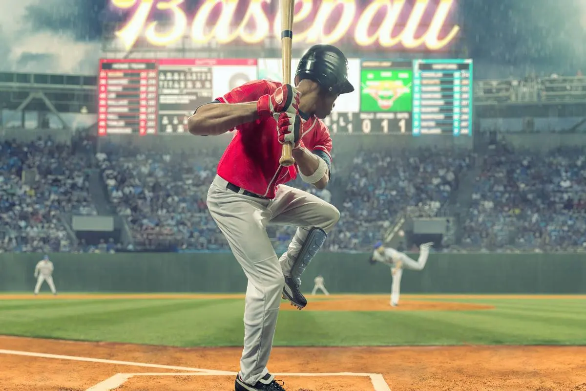 Jogador de beisebol pronto para rebater em estádio lotado. Esporte e competição.