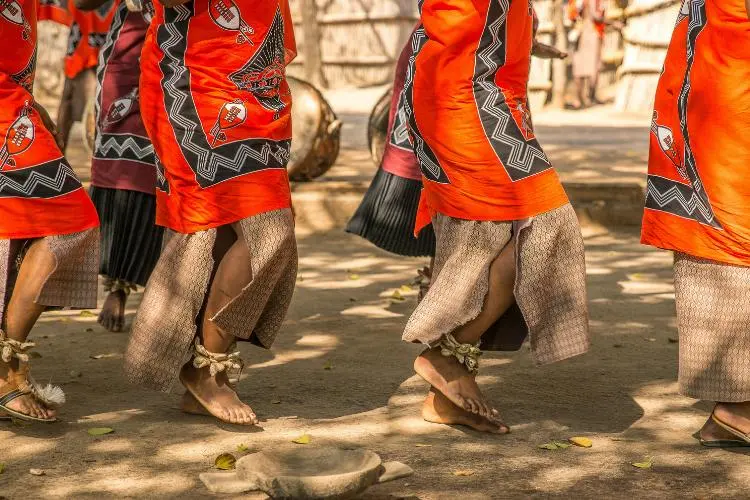 Dançarinas africanas em trajes tradicionais. Dança do ventre africana, história e significados culturais.